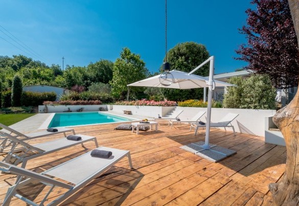 Zona prendisole con lettini e ombrellone - Casa Angela 6