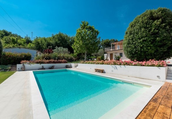 Graziosa piscina circondata dal verde - Casa Angela 6