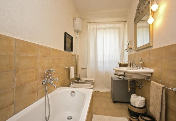 Bagno n.2 al servizio delle camere matrimoniali n.2 e n.3 - Casa Angela 6