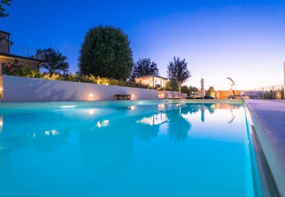Panoramica piscina illuminata di notte - Casa Angela 6