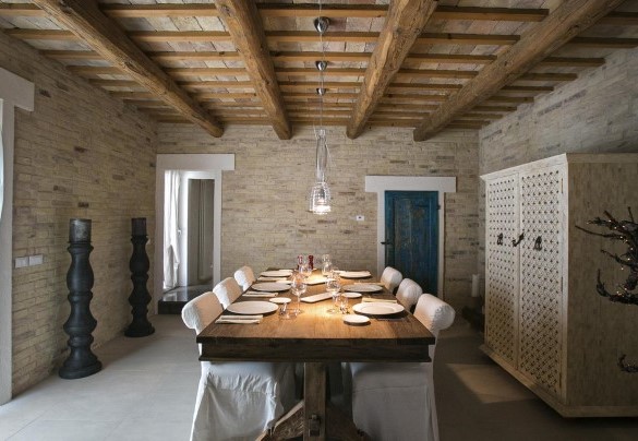 Raffinata sala da pranzo attrezzata di tavolo e sedie al piano terra - Casa Angela 6