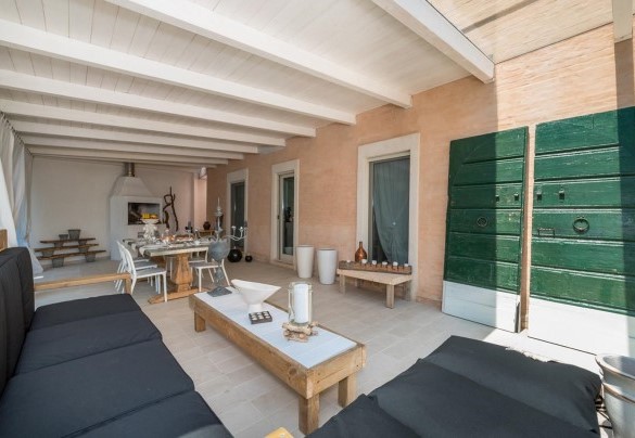 Porticato attrezzato di comodi divani per i momenti di relax - Casa Angela 6
