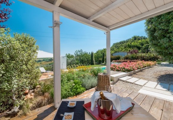 Comoda zona ombreggiata per godersi aperitivi - Casa Angel 6