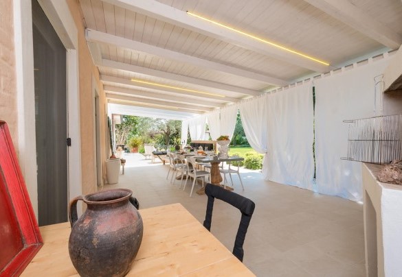 Comodo porticato atrezzato di tavolo e barbeque - Casa Angela 6