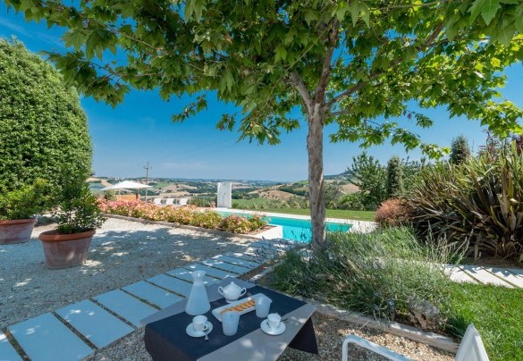 Piccolo sentiero che conduce alla piscina immersa nel verde - Casa Angela 6