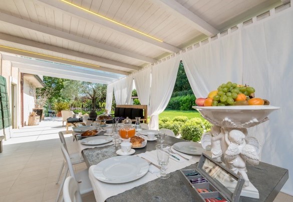 Zona esterna con un tavolo per godersi pranzi e cene - Casa Angela 6