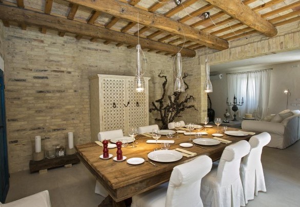 Raffinata sala da pranzo attrezzata di tavolo e sedie - Casa Angela 6