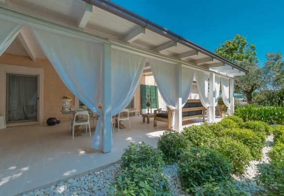 Dolce ombra del porticato - Casa Angela 6