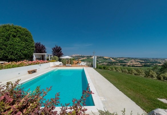Panoramica piscina circondata dal verde - Casa Angela 6