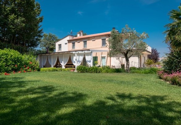Verde giardino intorno alla Villa - Casa Angela 6