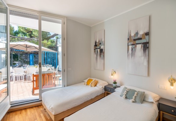 Twin bedroom with joinable beds no. 1 and direct access to the terrace  – Casa Chiara