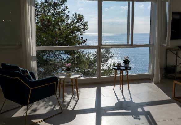 The living room with large sea-view windows – Casa Chiara