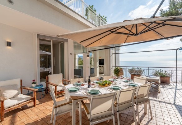 The dining table on the terrace  – Casa Chiara