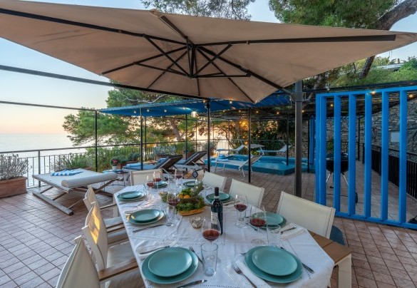 The large outdoor table and the mobile barbecue – Casa Chiara