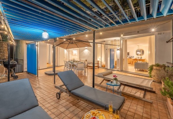 The large panoramic terrace connects with the spacious open-plan living area – Casa Chiara