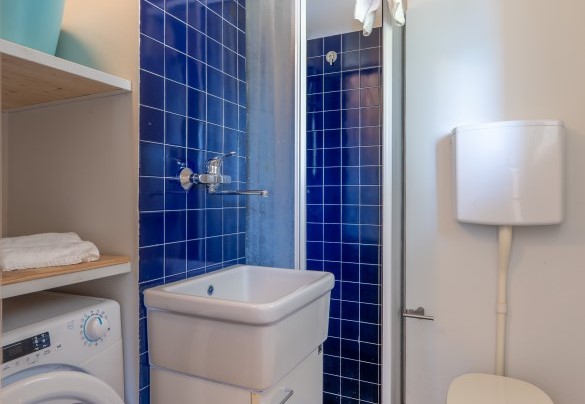 En suite bathroom no. 2 with shower and washing machine – Casa Chiara