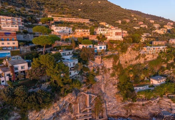 Located in a private residential setting nestled in the cliff overlooking the sea – Casa Chiara