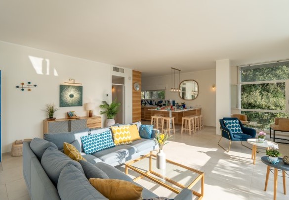 The entrance door leads into a large open-plan space – Casa Chiara