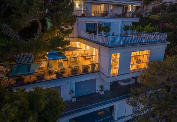 Below Villa Ponti, located in a private residential setting nestled in the cliff overlooking the sea – Casa Chiara