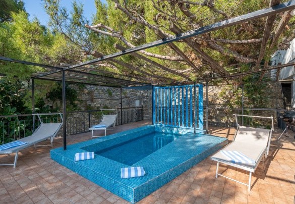 The small depth of the pool (50 cm) makes it particularly safe and suitable for children – Casa Chiara