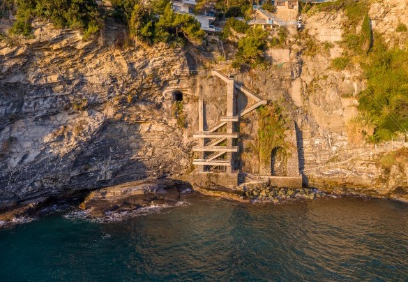High above the sea (accessed by descending 303 steps) – Casa Chiara