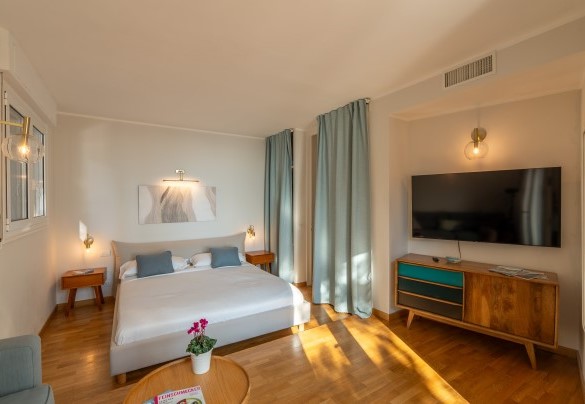 Elegant finishes and large wall screen in the double bedroom no. 4 – Casa Chiara