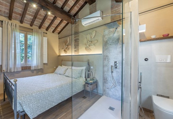 The double bedroom with an en-suite bathroom with shower in the annex - Casa Ciculino