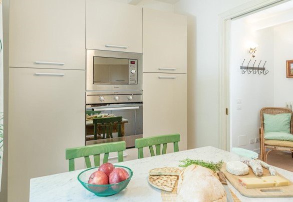 La cucina si trova adiacente alla porta d'ingresso - Casa Ciculino