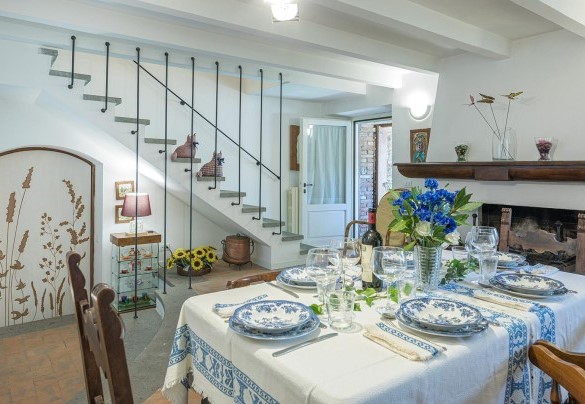 La sala da pranzo al piano terra con accesso diretto all'esterno - Casa Ciculino