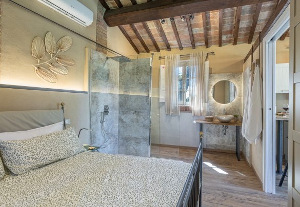 The double bedroom with an en-suite bathroom in the annex - Casa Ciculino