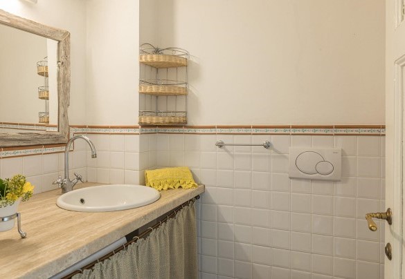 Bagno di servizio accanto alla cucina e la sala da pranzo, piano terra - Casa Ciculino