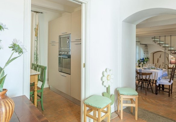 La sala da pranzo e la cucina visti dall'ingresso - Casa Ciculino