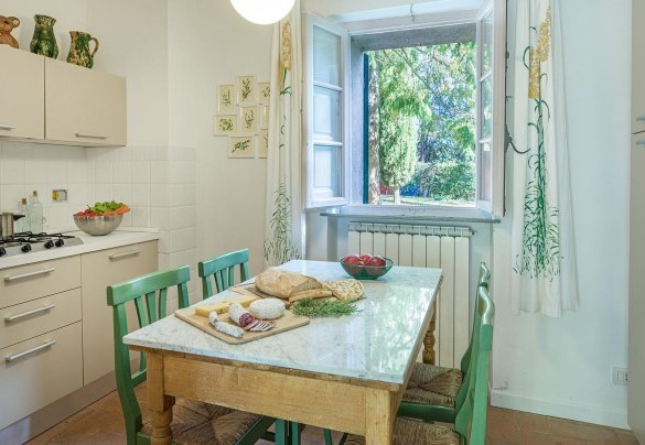 La bella cucina si affaccia sul verde giardino - Casa Ciculino
