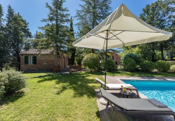 The beautiful pool area and the annex in the background - Casa Ciculino