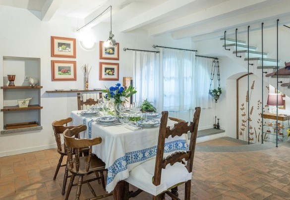 La sala da pranzo comunica comodamente con la cucina e l'area per mangiare all'aperto - Casa Ciculino