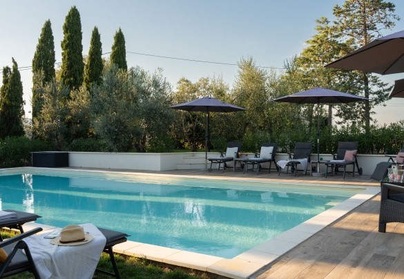 The pool is located in a higher position than the house – Casa da Sogno