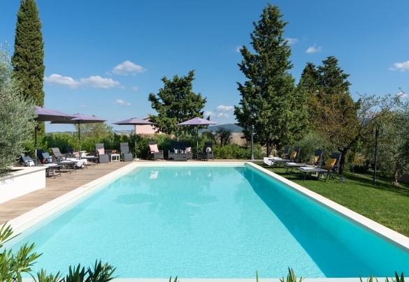 The solarium area features a teak deck and partly a lawn – Casa da Sogno