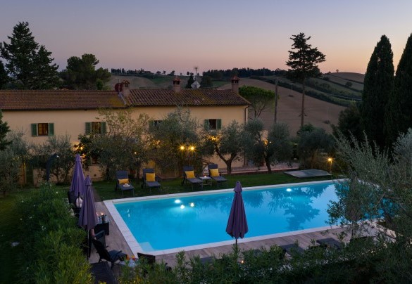 The pool area by night – Casa da Sogno