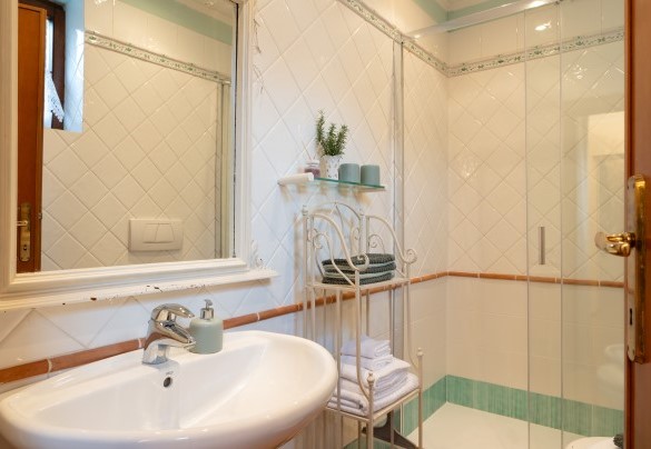 The bathroom with shower no. 1 on the ground floor in the unit 1 – Casa da Sogno