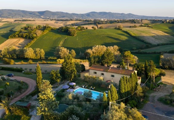 Panoramic view of the farmhouse, with swimming pool and large surrounding green area - Casa da Sogno