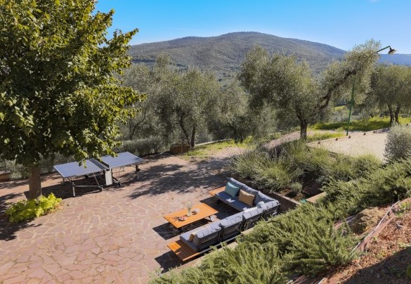 Back of house, with sofas, ping pong table and bocce court - Casa dei Fiamminghi