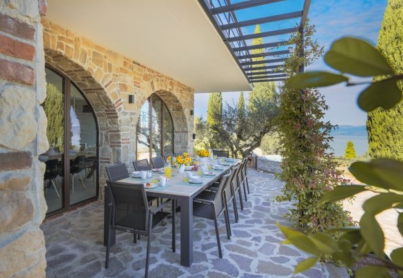 The portico host a table with chairs for outdoor dining - Casa dei Fiamminghi