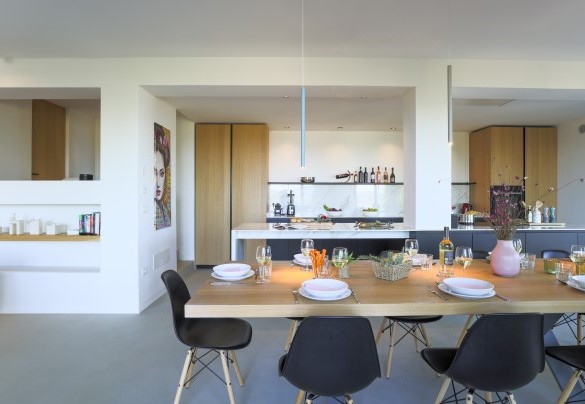 The dining table and kitchen - Casa dei Fiamminghi