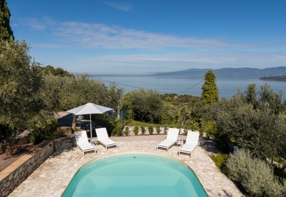 Oval, measures 11 x 5 m with a depth varying from 1.50 to 1.60 m - Casa dei Fiamminghi