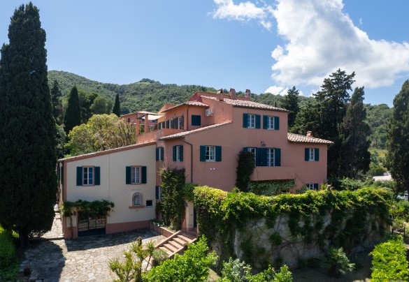 Sapientemente ristrutturata negli anni duemila, abbina l'antico fasto e il moderno, senza tralasciare l'originale traccia dell'antica villa nobiliare toscana - Casa del Duca