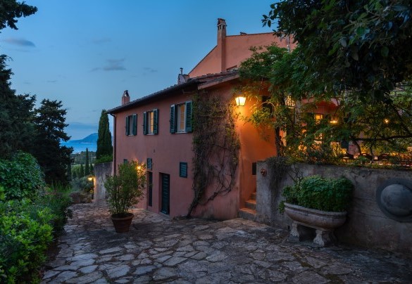 La villa illuminata al tramonto - Casa del Duca