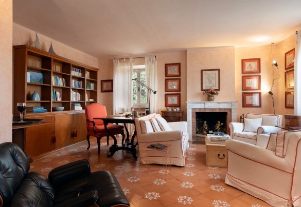 Lo studio con camino ornamentale, comunicante con il soggiorno al piano terra - Casa del Duca