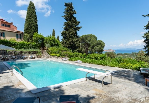 La piscina che si affaccia su un ampio e panoramico paesaggio - Casa del Duca