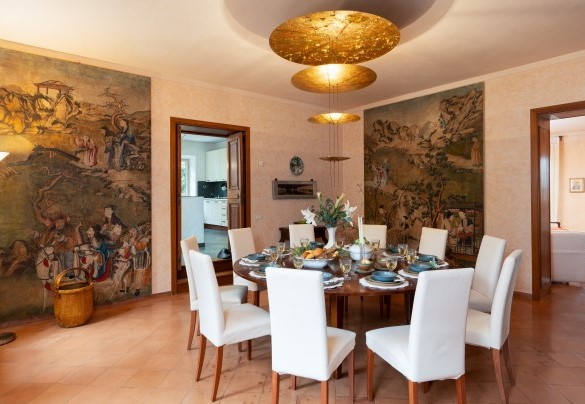 Raffinata sala da pranzo comunicante con il soggiorno e la cucina al piano terra - Casa del Duca