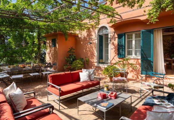 L'ampio gazebo di ferro battuto, attrezzato con area pranzo e area salotto - Casa del Duca